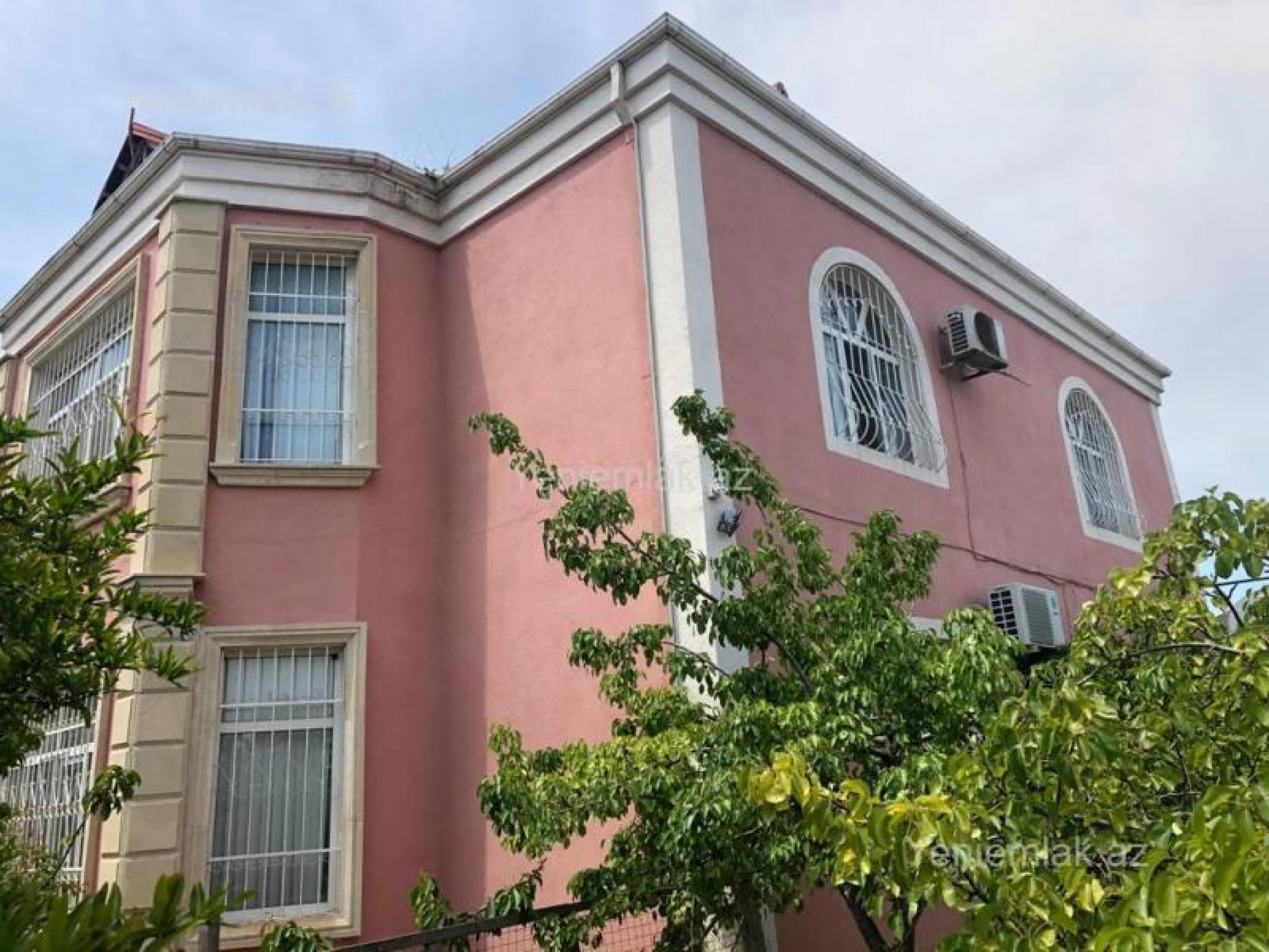 Satılır 8 otaqlı həyət evi 300 m²