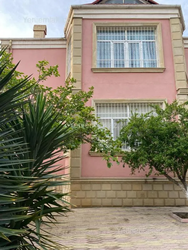 Satılır 8 otaqlı həyət evi 300 m²