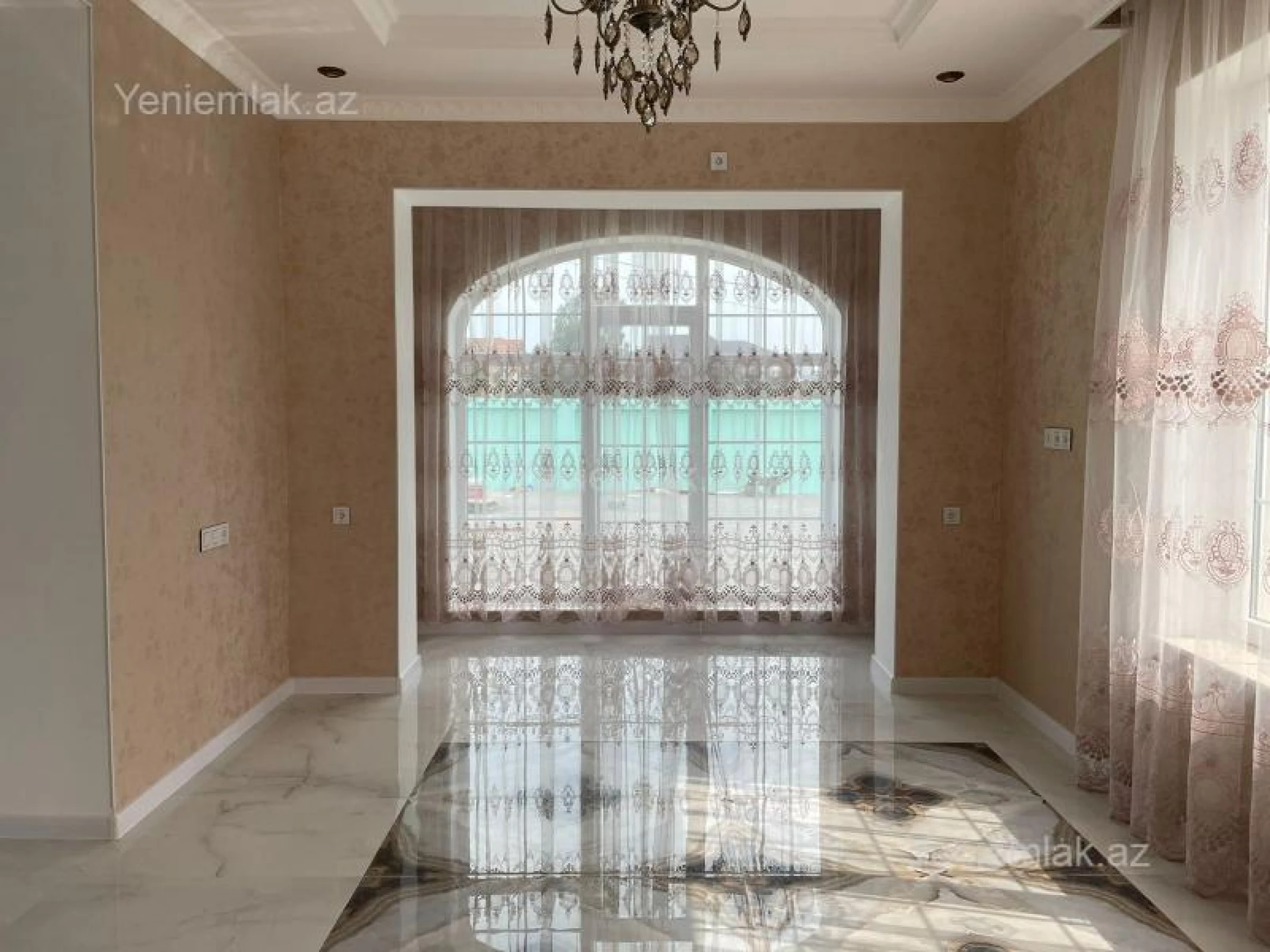 Satılır 5 otaqlı həyət evi 240 m²