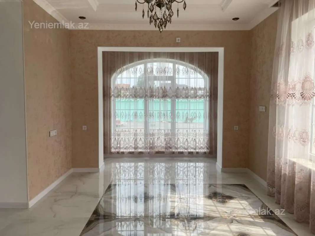 Satılır 5 otaqlı həyət evi 240 m²