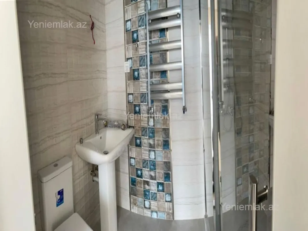 Satılır 5 otaqlı həyət evi 240 m²