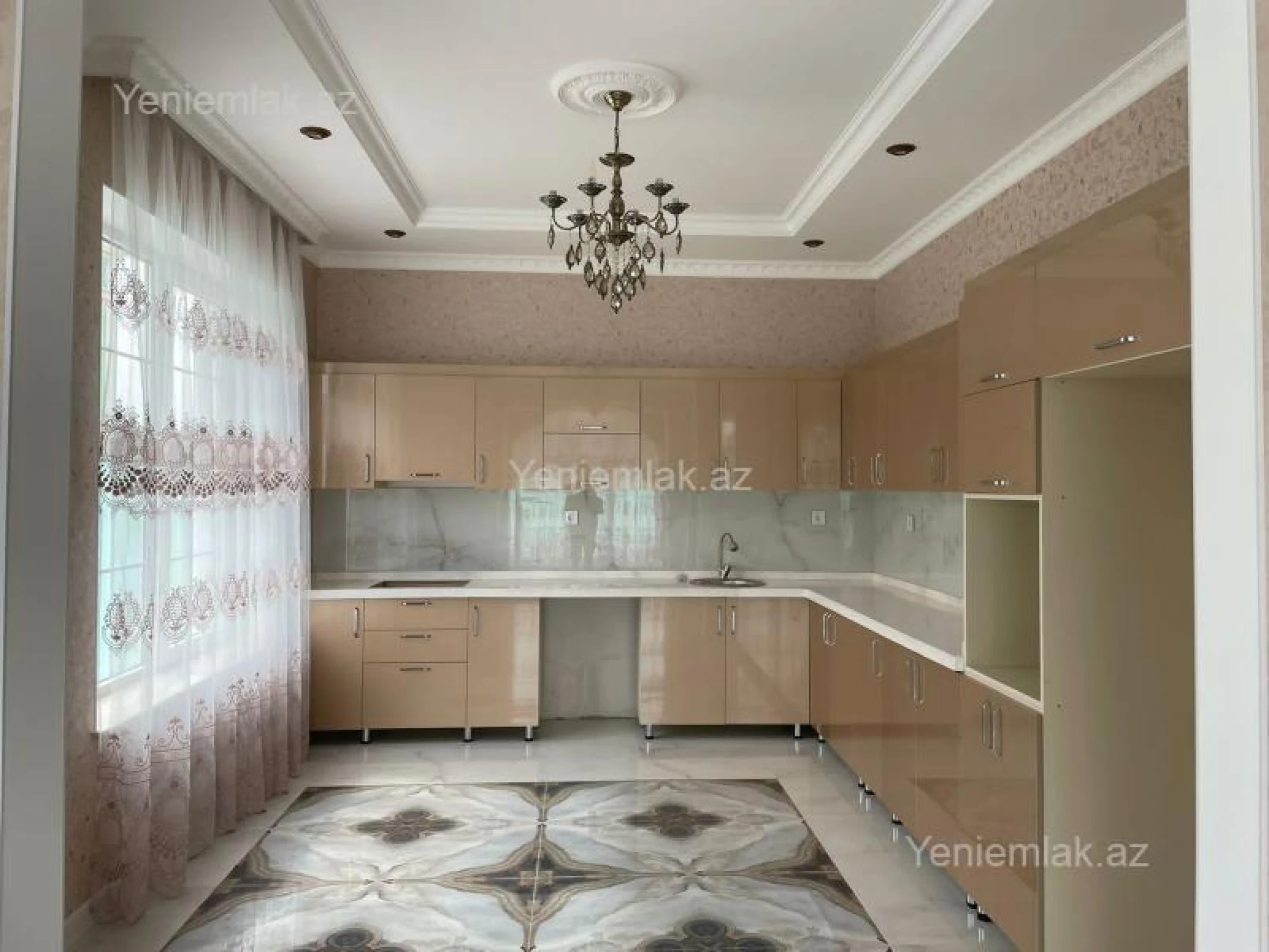 Satılır 5 otaqlı həyət evi 240 m²