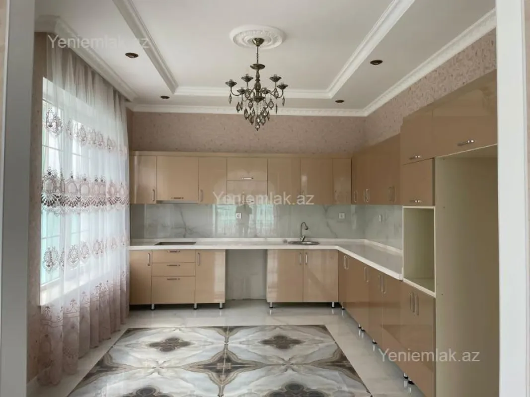 Satılır 5 otaqlı həyət evi 240 m²