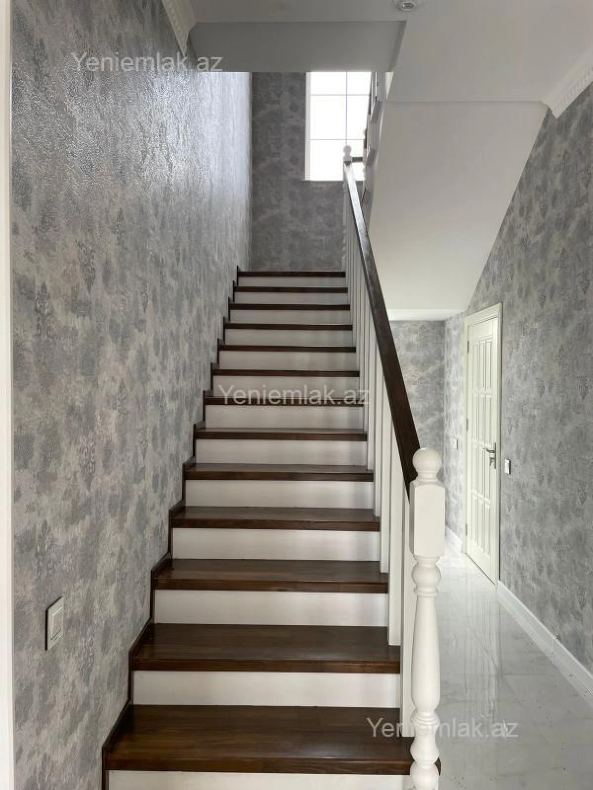 Satılır 5 otaqlı həyət evi 240 m²