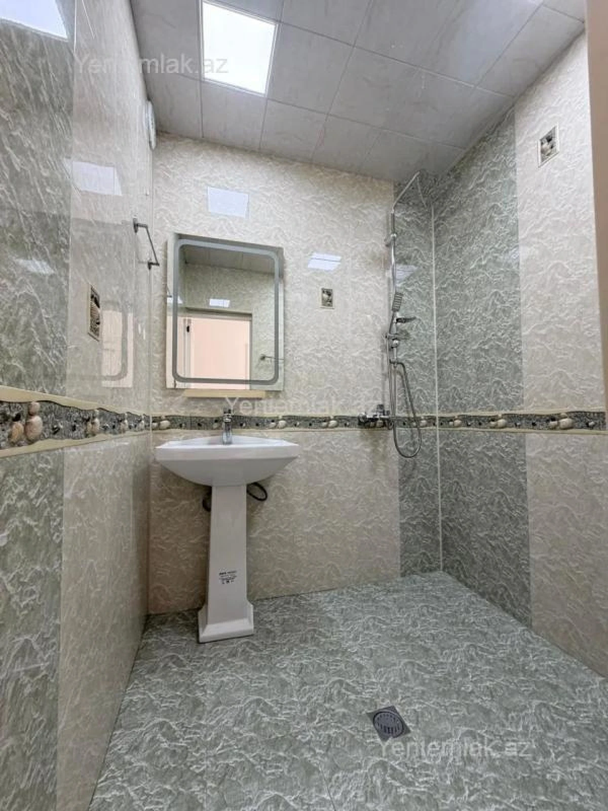 Satılır 2 otaqlı köhnə tikili 62 m²