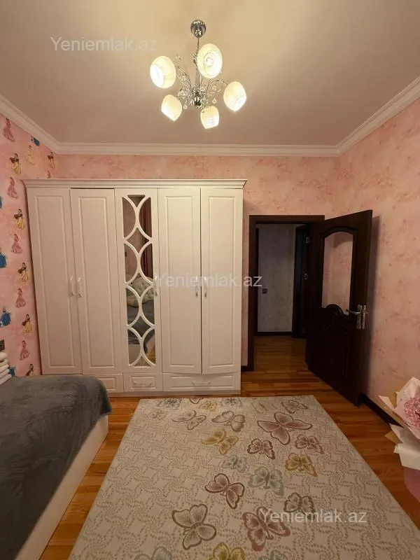 Satılır 5 otaqlı həyət evi 200 m²