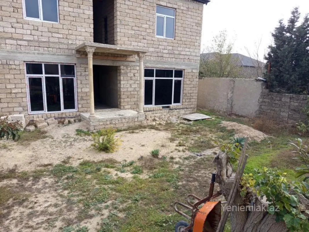 Satılır 5 otaqlı həyət evi 200 m²