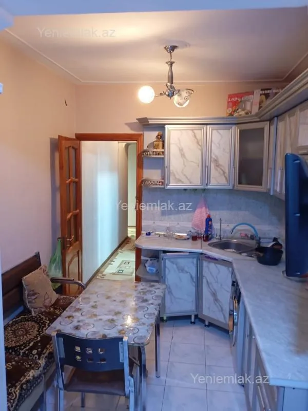 Satılır 4 otaqlı köhnə tikili 100 m²