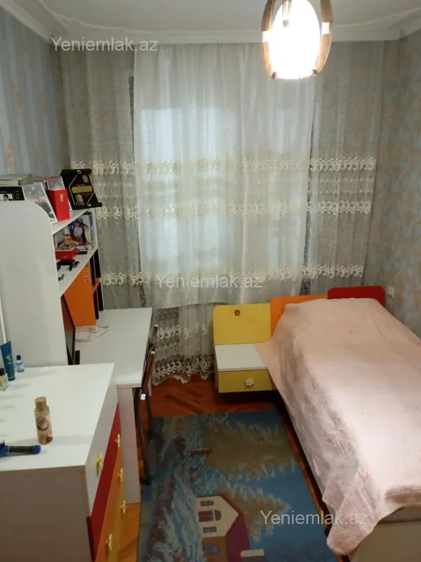 Satılır 4 otaqlı köhnə tikili 100 m²