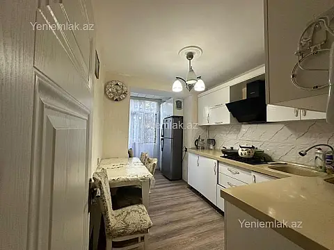 Satılır 4 otaqlı köhnə tikili 100 m²