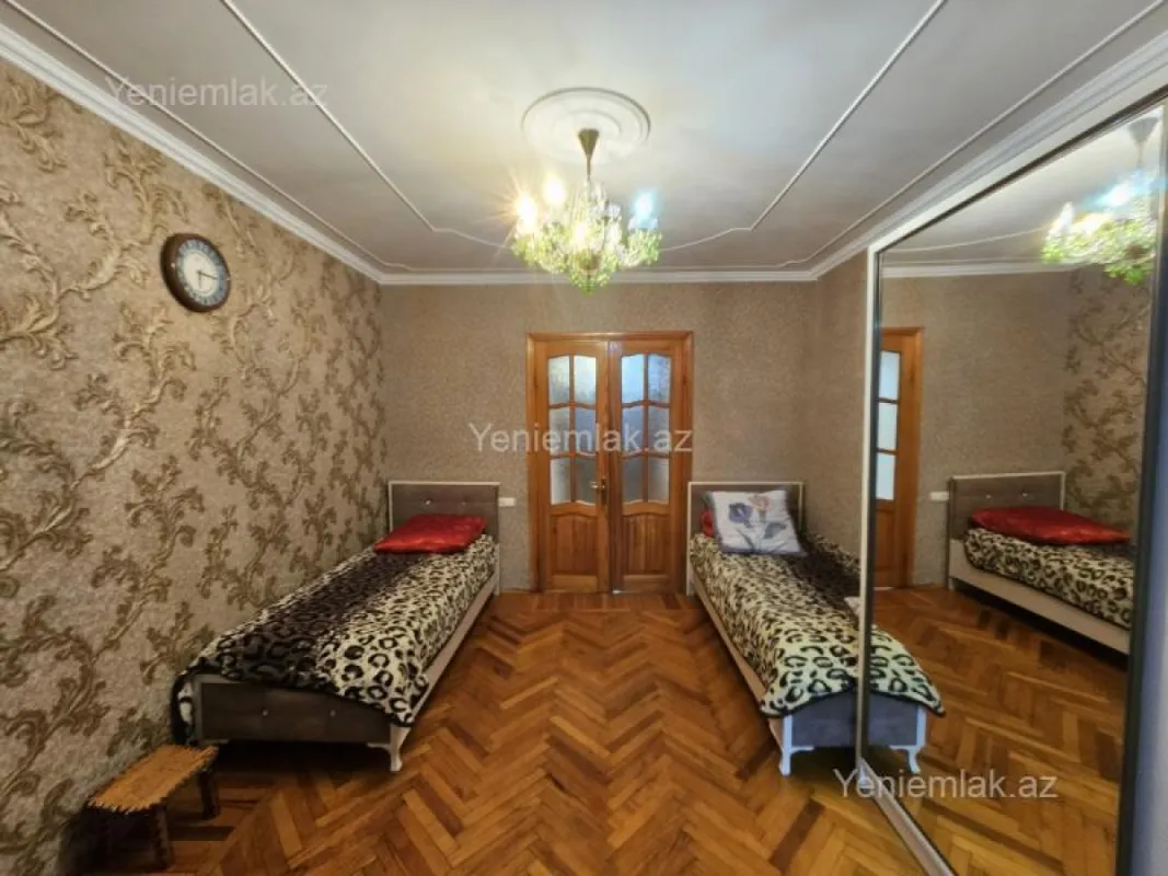 Satılır 4 otaqlı köhnə tikili 100 m²