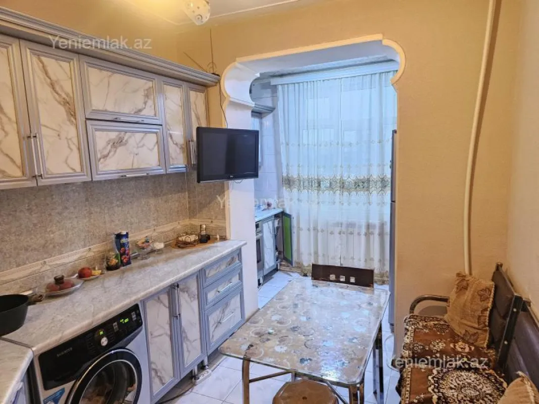 Satılır 4 otaqlı köhnə tikili 100 m²