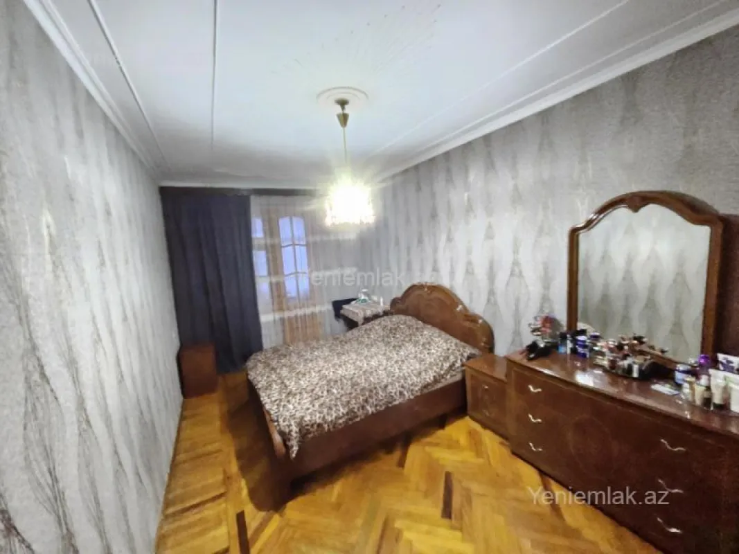 Satılır 4 otaqlı köhnə tikili 100 m²