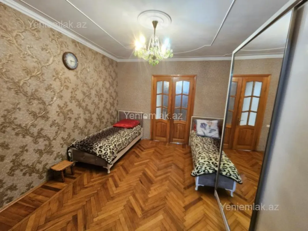 Satılır 4 otaqlı köhnə tikili 100 m²