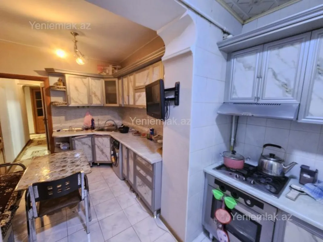 Satılır 4 otaqlı köhnə tikili 100 m²