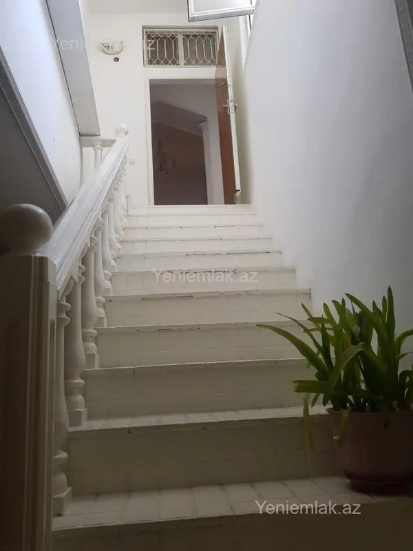 Satılır 5 otaqlı həyət evi 240 m²