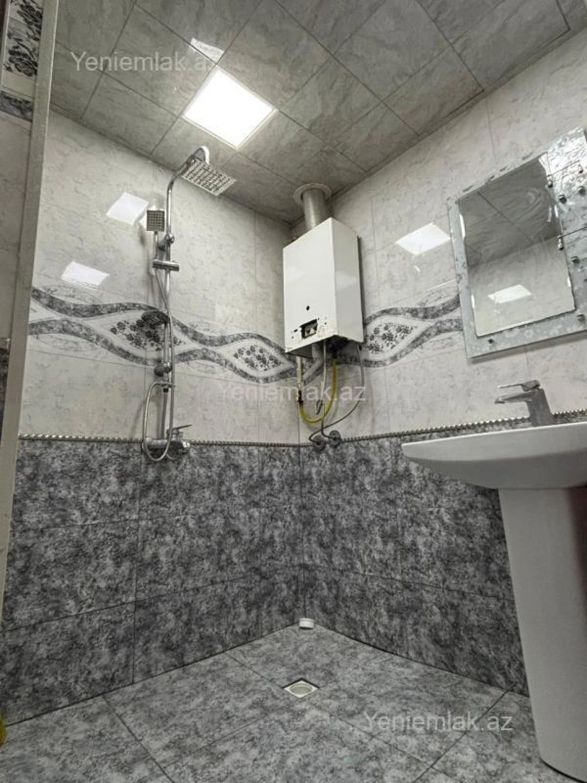 Satılır 4 otaqlı köhnə tikili 110 m²