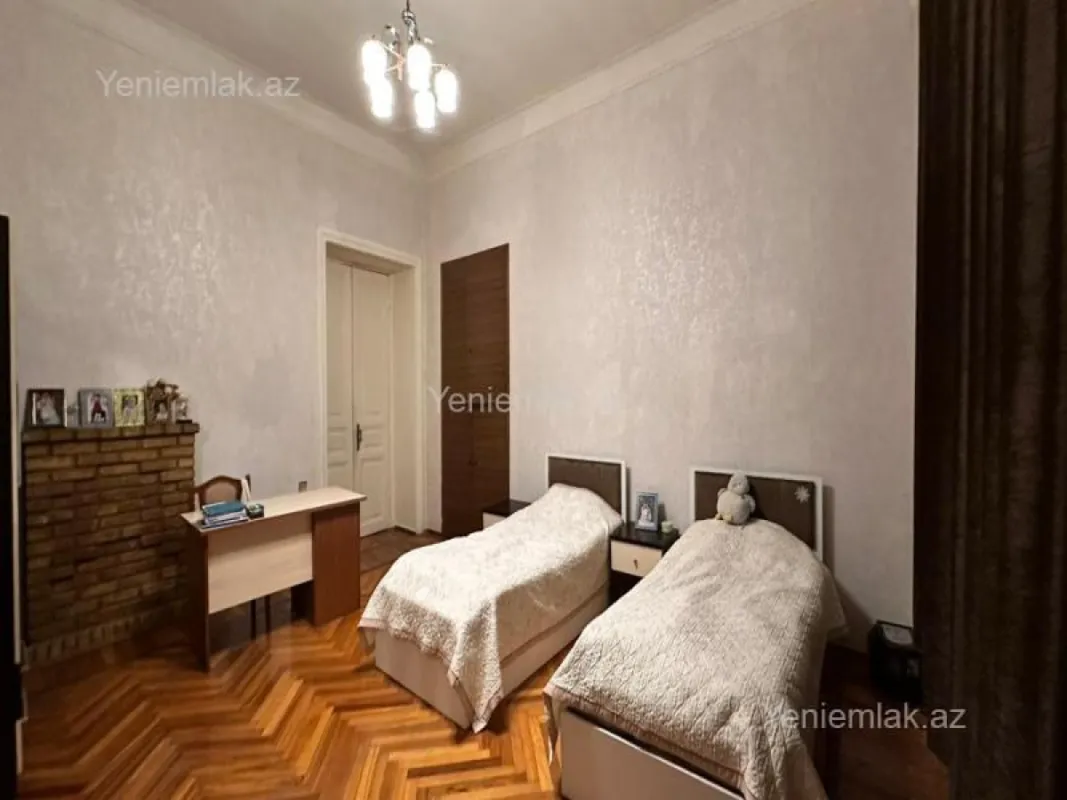 Satılır 3 otaqlı köhnə tikili 120 m²