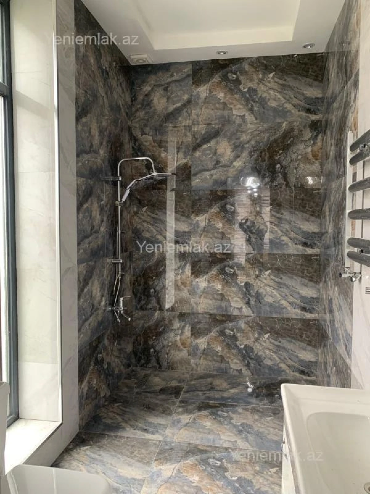 Satılır 5 otaqlı həyət evi 250 m²