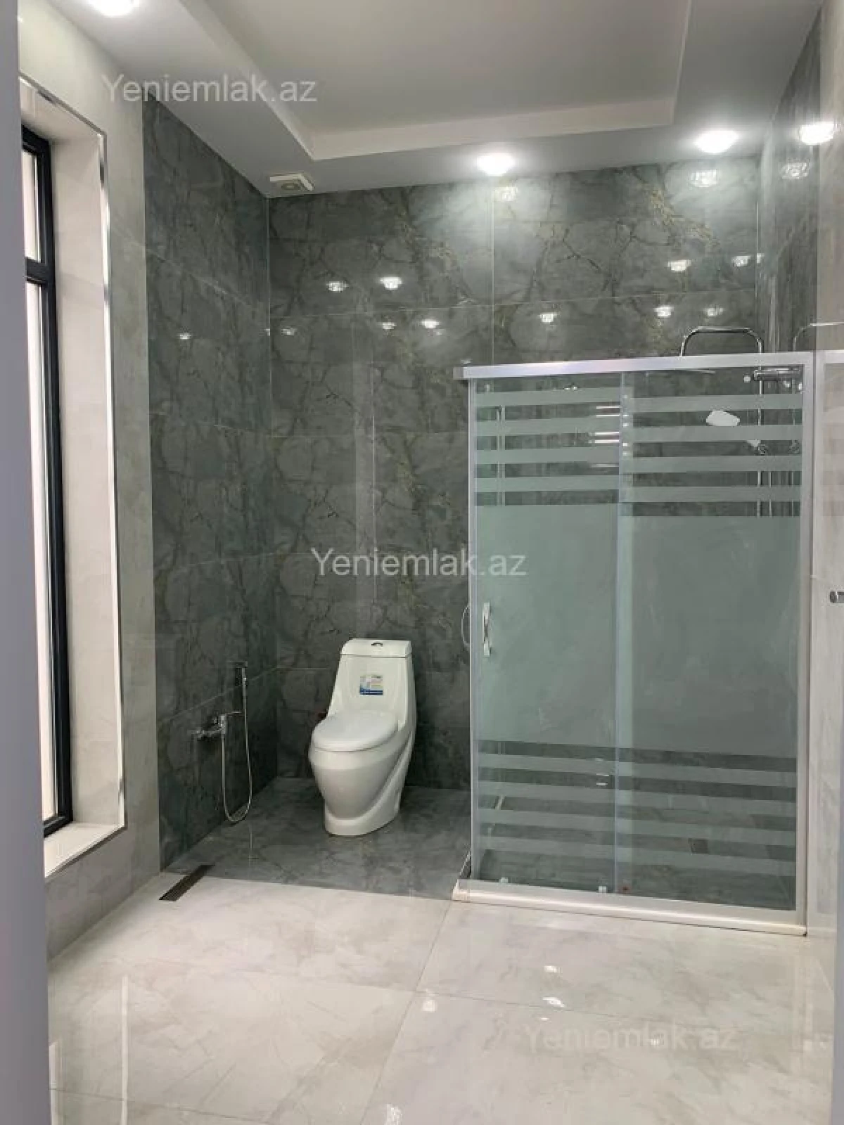 Satılır 5 otaqlı həyət evi 250 m²