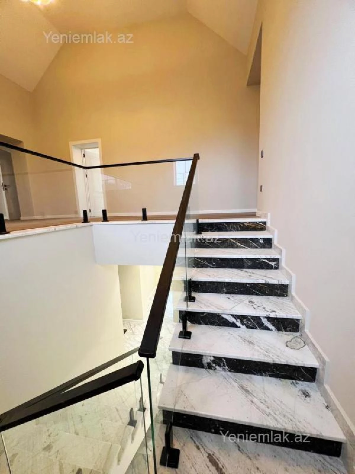 Satılır 6 otaqlı həyət evi 270 m²