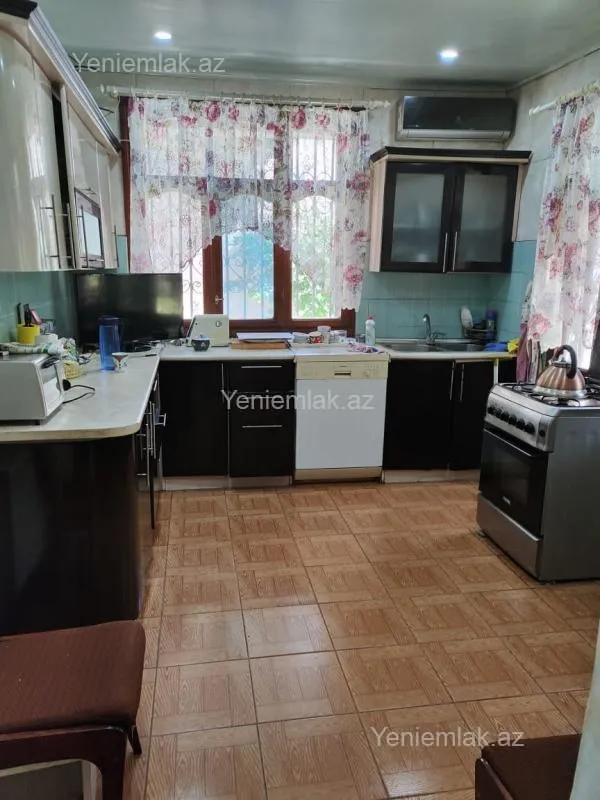 Satılır 4 otaqlı həyət evi 200 m²