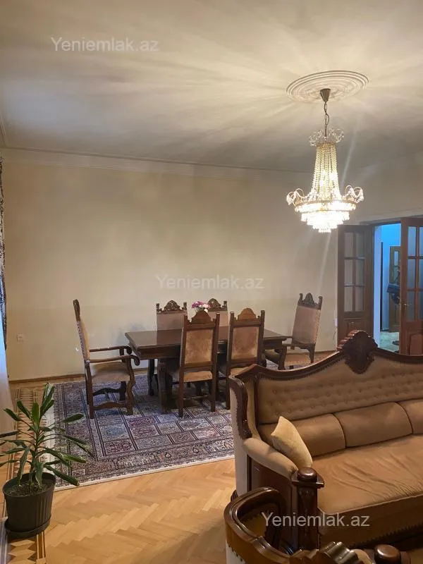 Satılır 4 otaqlı köhnə tikili 100 m²