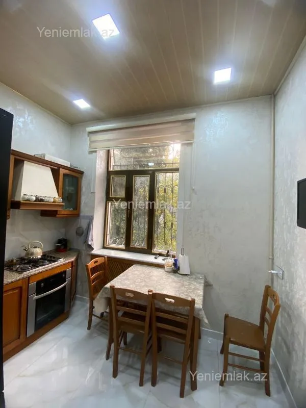 Satılır 4 otaqlı köhnə tikili 100 m²