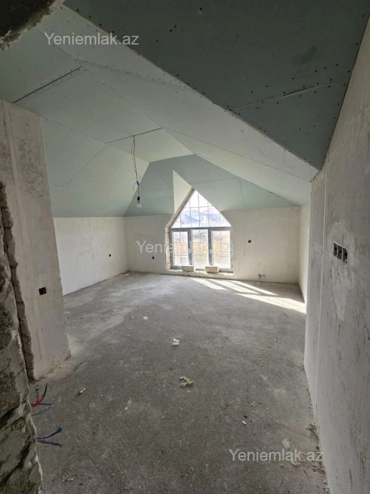 Satılır 5 otaqlı həyət evi 240 m²