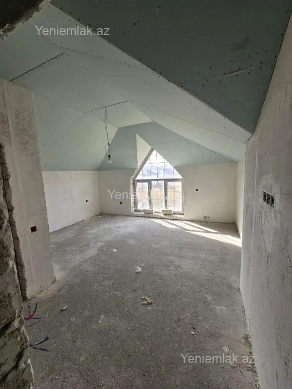 Satılır 5 otaqlı həyət evi 240 m²