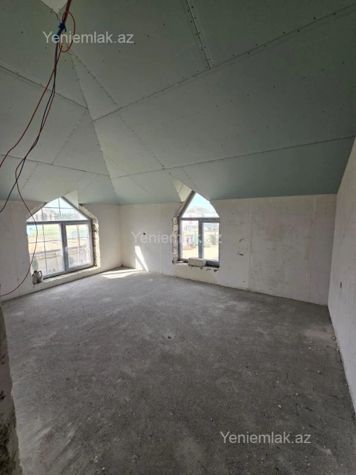 Satılır 5 otaqlı həyət evi 240 m²