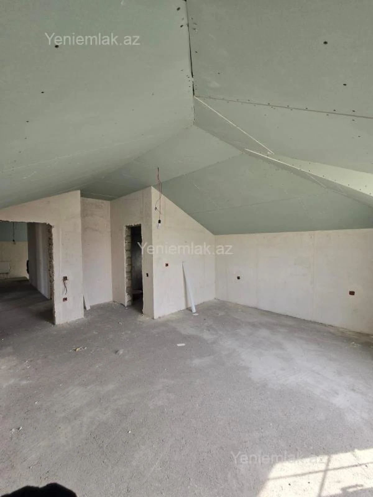 Satılır 5 otaqlı həyət evi 240 m²