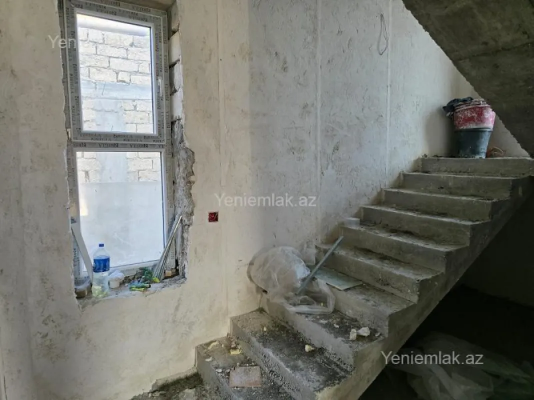 Satılır 5 otaqlı həyət evi 240 m²