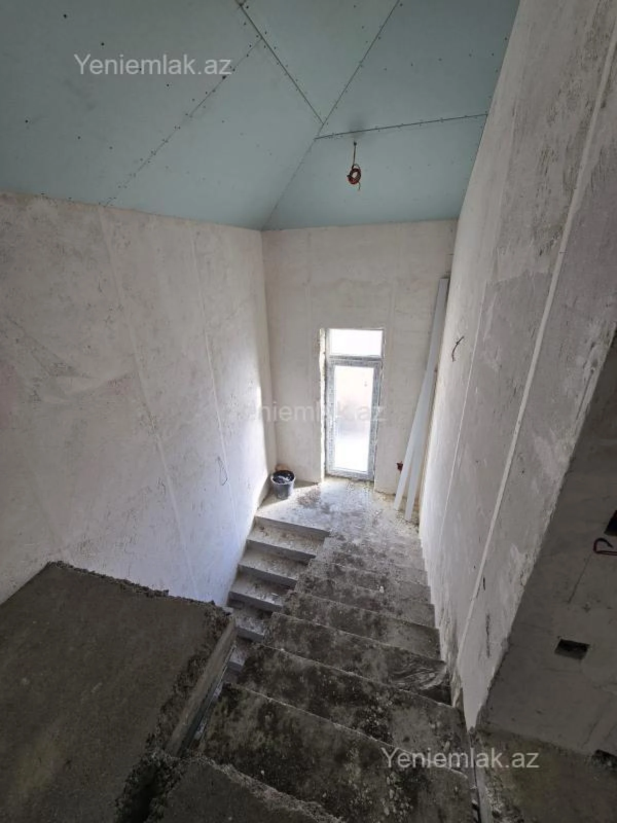 Satılır 5 otaqlı həyət evi 240 m²