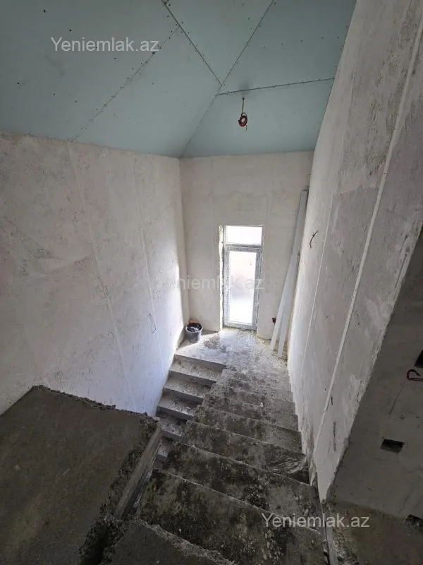 Satılır 5 otaqlı həyət evi 240 m²