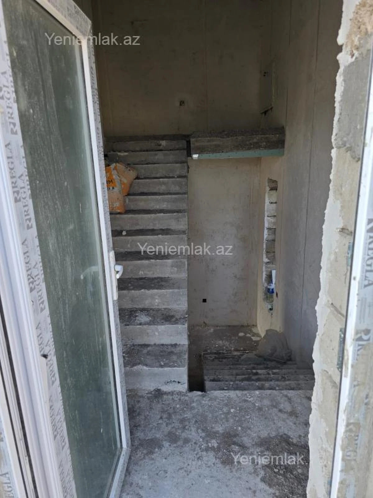 Satılır 5 otaqlı həyət evi 240 m²