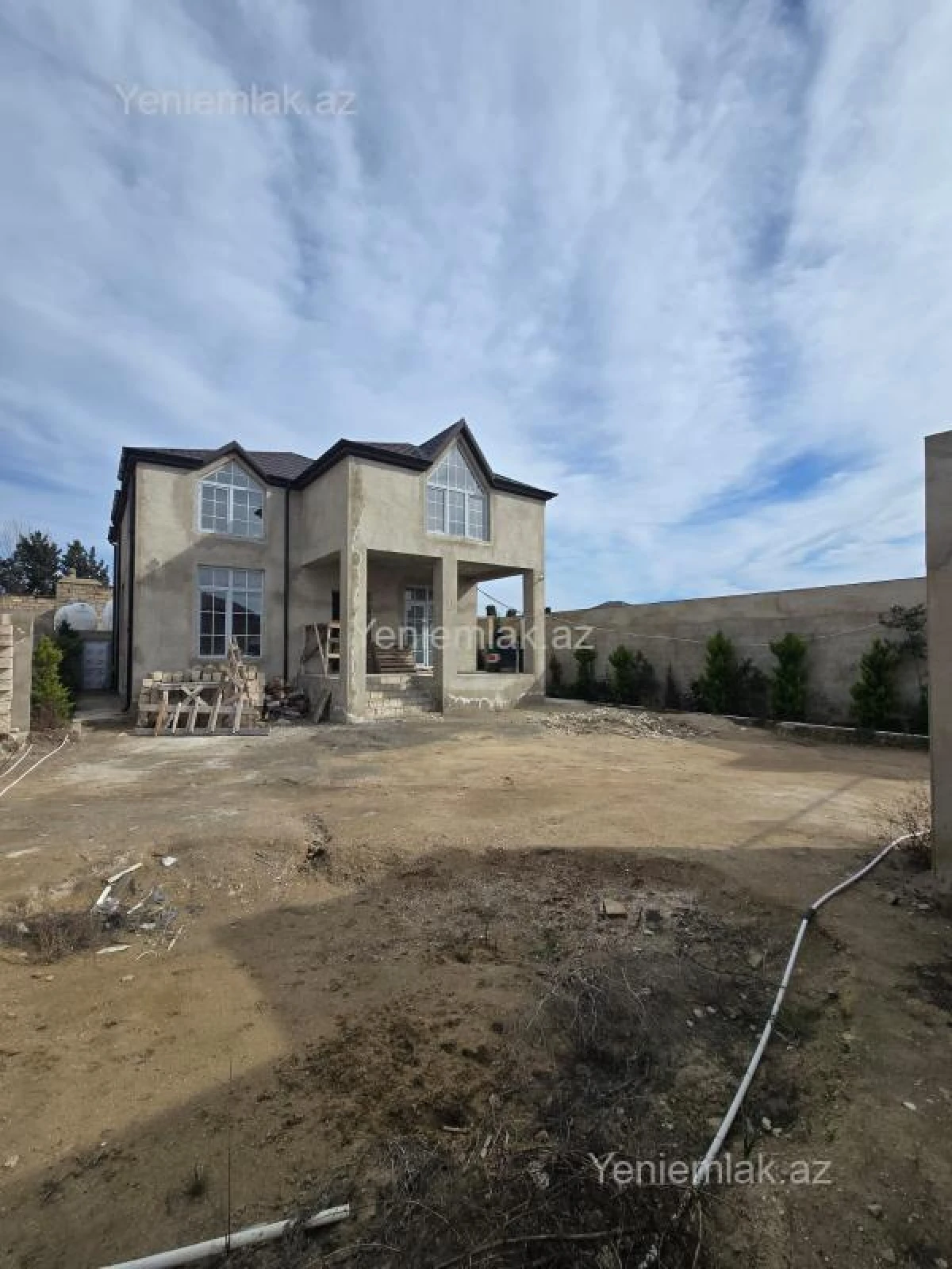 Satılır 5 otaqlı həyət evi 240 m²