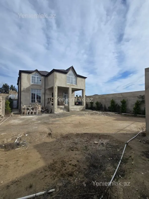 Satılır 5 otaqlı həyət evi 240 m²