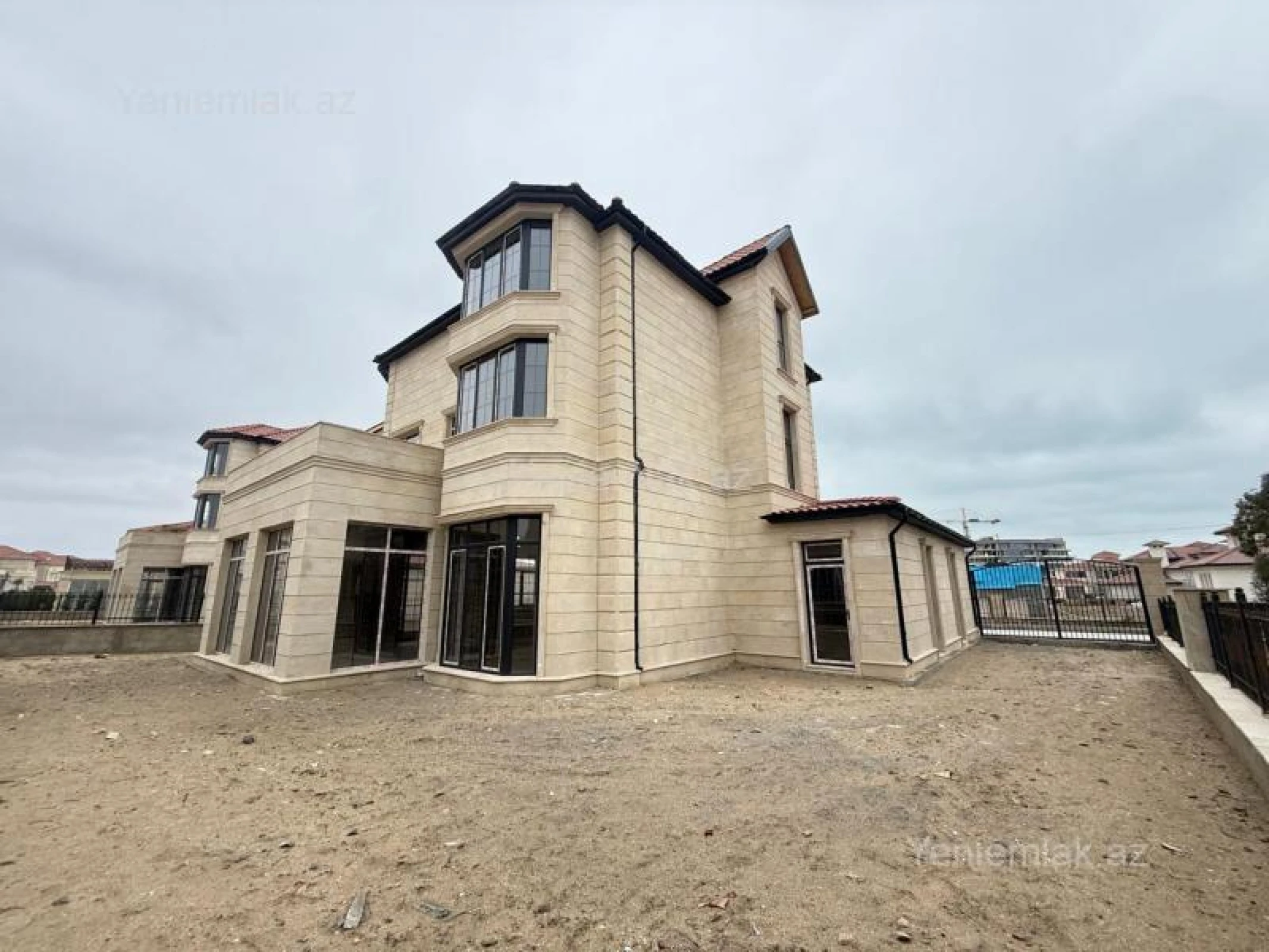 Satılır 9 otaqlı həyət evi 460 m²