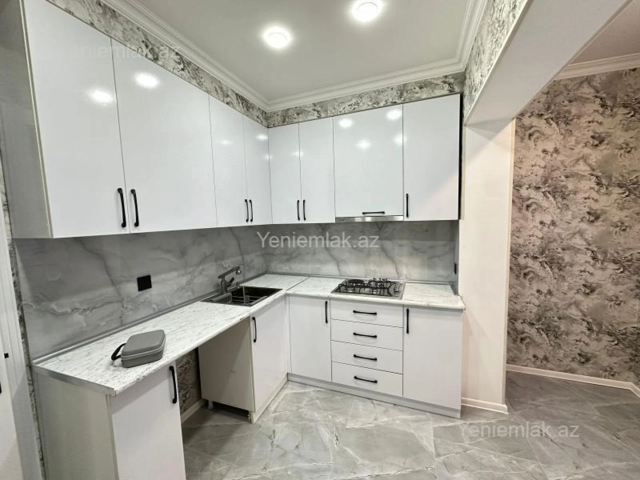 Satılır 2 otaqlı köhnə tikili 65 m²