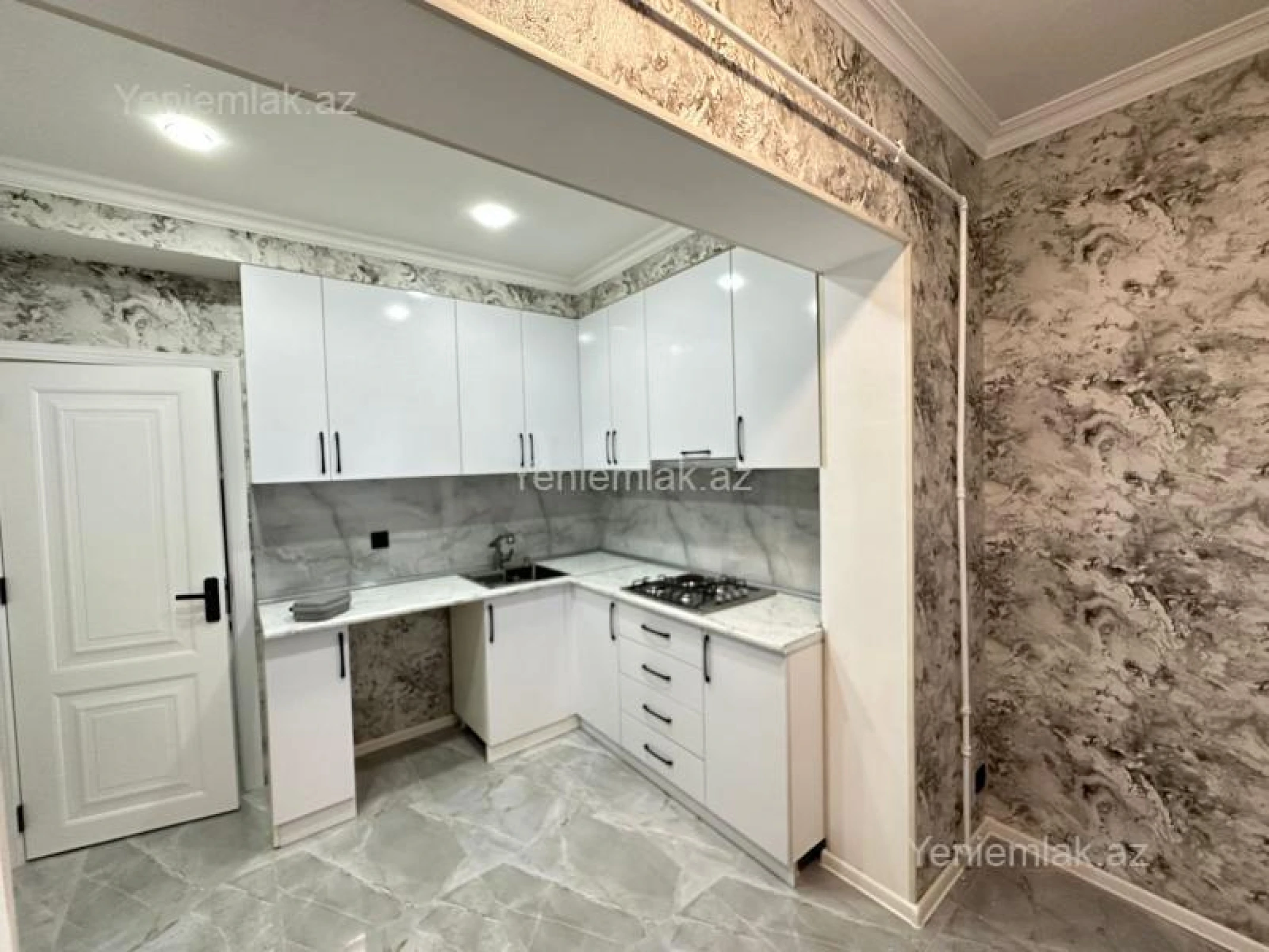 Satılır 2 otaqlı köhnə tikili 65 m²