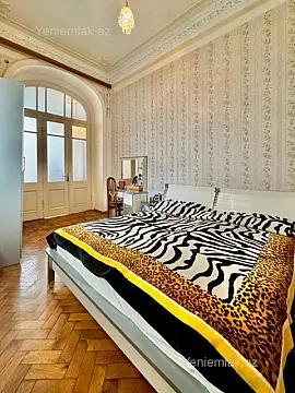 Satılır 6 otaqlı köhnə tikili 130 m²