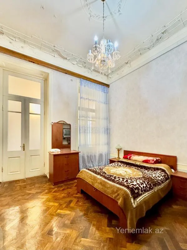 Satılır 6 otaqlı köhnə tikili 130 m²