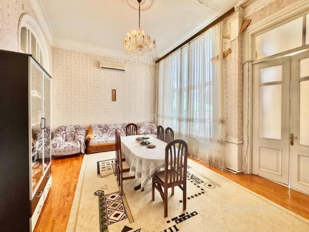 Satılır 6 otaqlı köhnə tikili 130 m²
