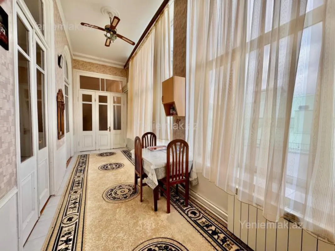 Satılır 6 otaqlı köhnə tikili 130 m²