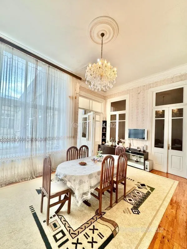 Satılır 6 otaqlı köhnə tikili 130 m²