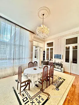 Satılır 6 otaqlı köhnə tikili 130 m²