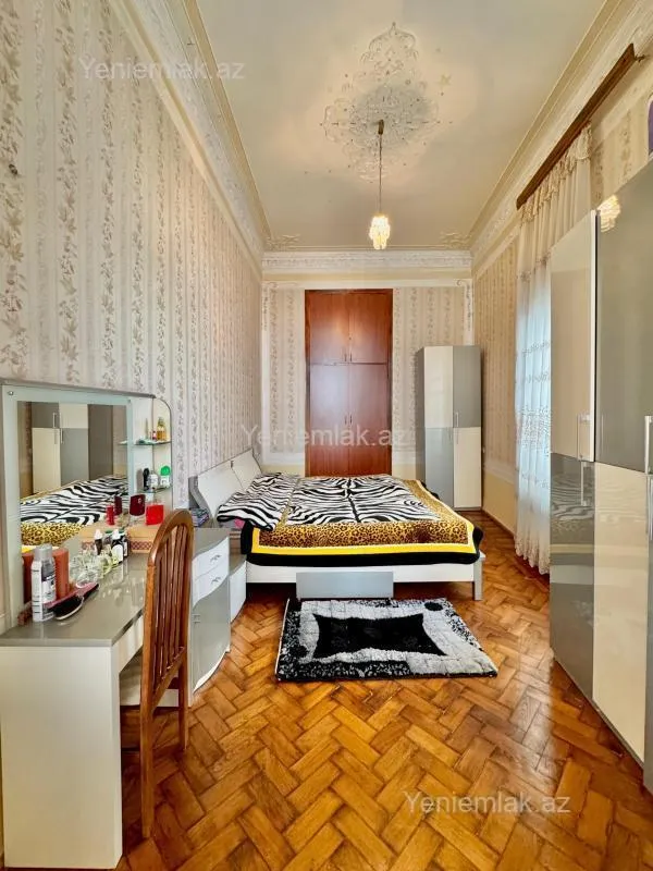 Satılır 6 otaqlı köhnə tikili 130 m²