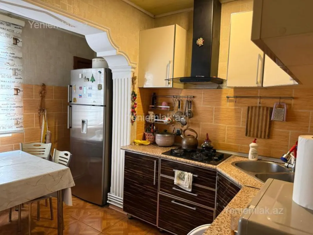 Satılır 4 otaqlı köhnə tikili 110 m²