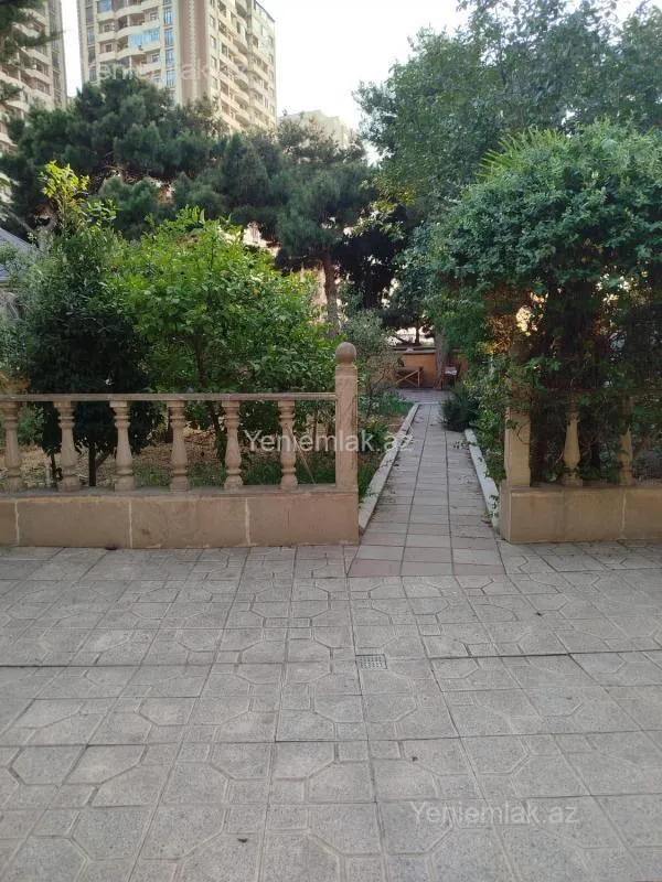 Satılır 7 otaqlı həyət evi 300 m²